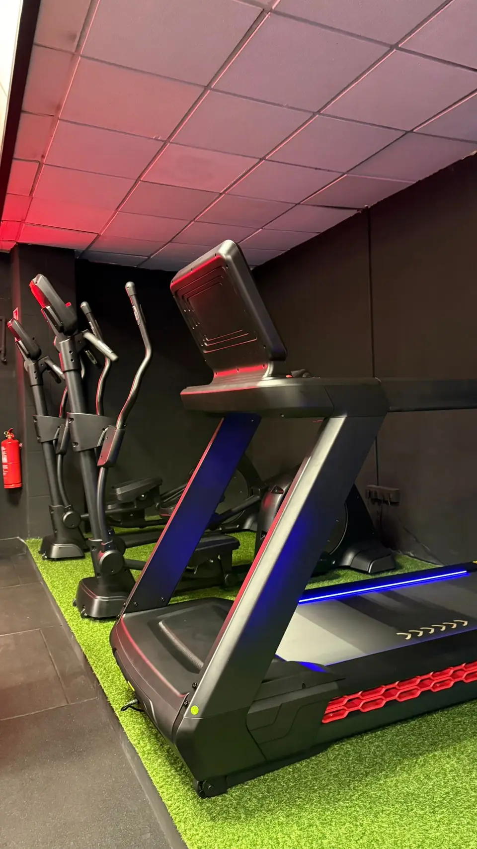 Fila de máquinas de cardio con elíptica al fondo en JD Trainer