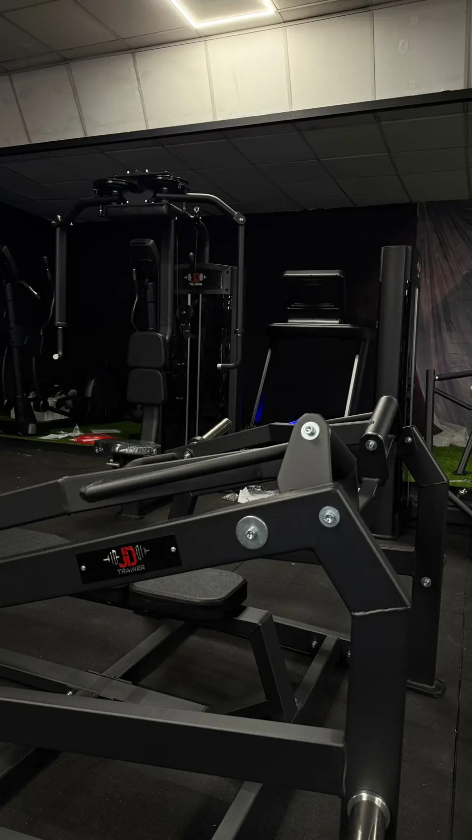 Máquina de fuerza negra con el logotipo de JD Trainer en primer plano